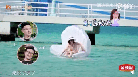 谢娜被海水冲走呼救无人应，同行妻子团表情亮了！