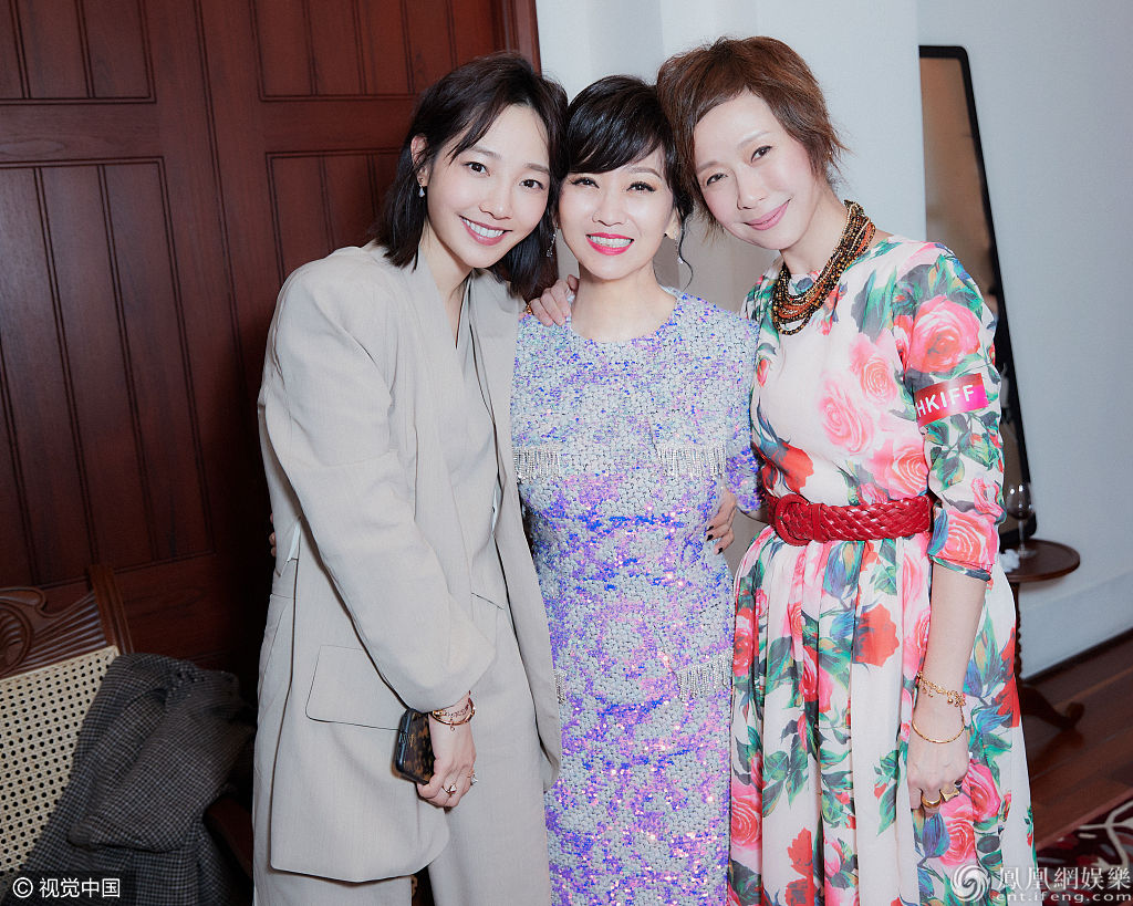 白百何与“许仙白娘子”合影亲似姐妹 赵雅芝秀纤细逆天身材