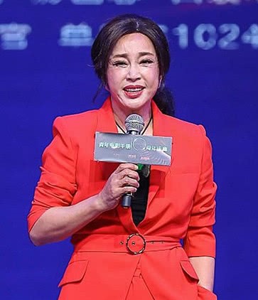 69岁刘晓庆近照曝光太吓人！满脸坑洼不平与精修图判若两人