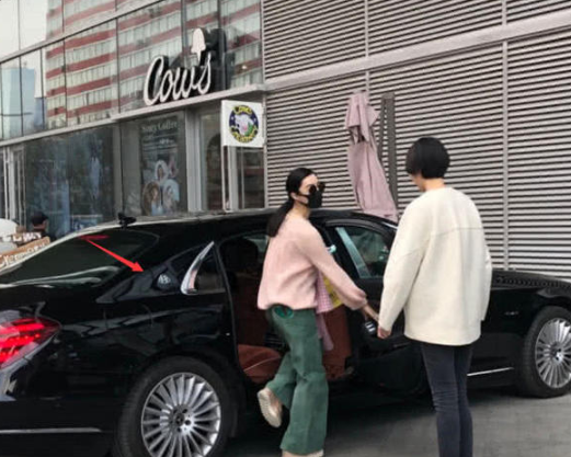 范冰冰携母亲出行，七位数豪车再次惊呆众人