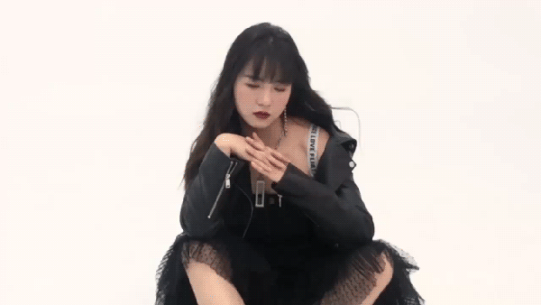 不敢穿裙子、擦口红、害怕众人目光的“框架女孩”两步变身最强星二代！