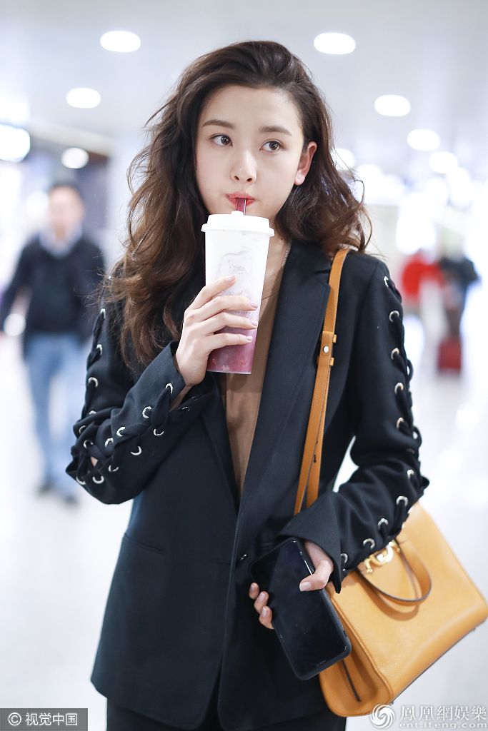 宋祖儿披肩卷发女人味十足酷似张柏芝 穿西装戴“花盆帽”扮嫩
