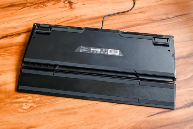 全新泰坦轴加持,德国冰豹打造高颜值爽手感电竞吃鸡键盘Vulcan