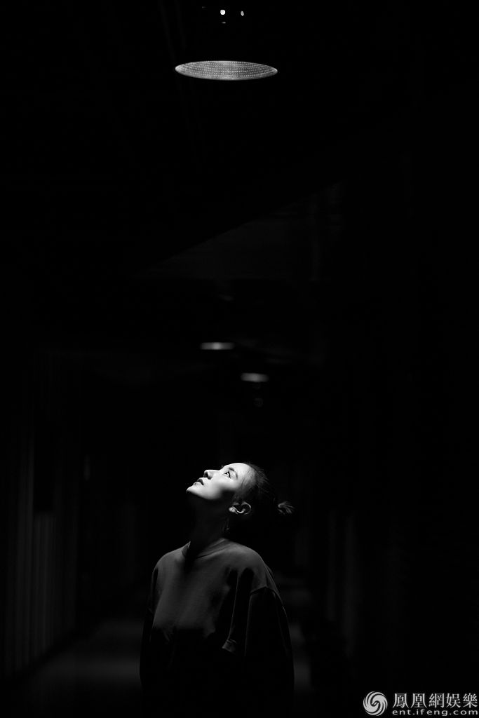 宋佳拍质感写真大胆玩撞色 穿个性运动装明亮抢眼