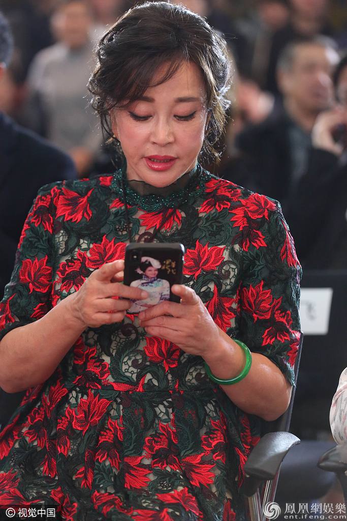 刘晓庆用自己照片做手机壳很臭美 穿花旗袍搭玉手镯韵味足