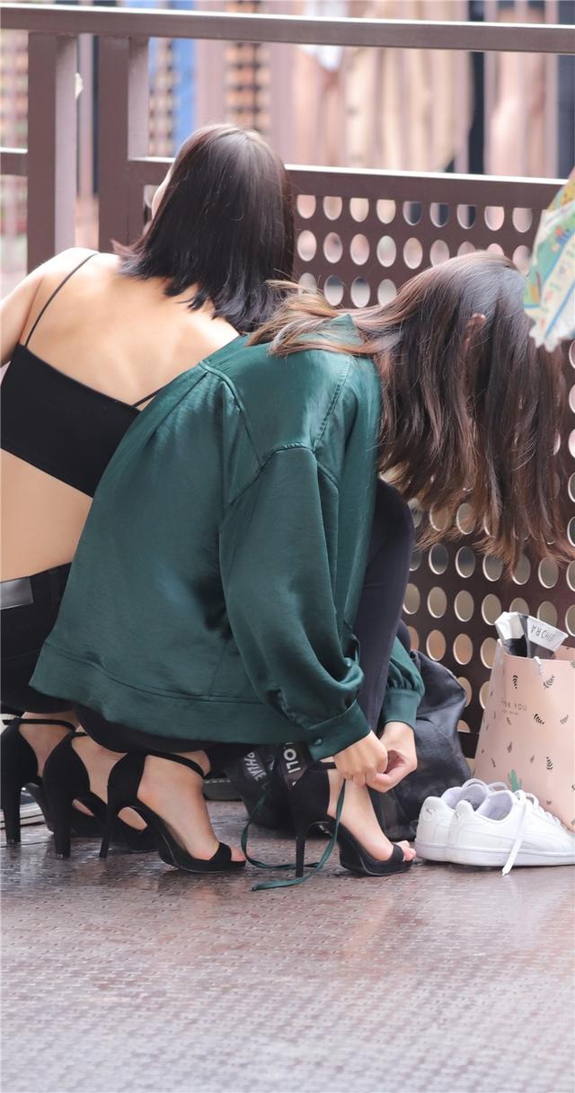 街拍:妹子们换鞋的瞬间,性感的脚丫,贵在真实