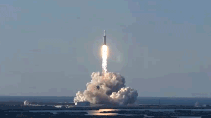 “重型猎鹰”首次商飞成功，SpaceX再进一步