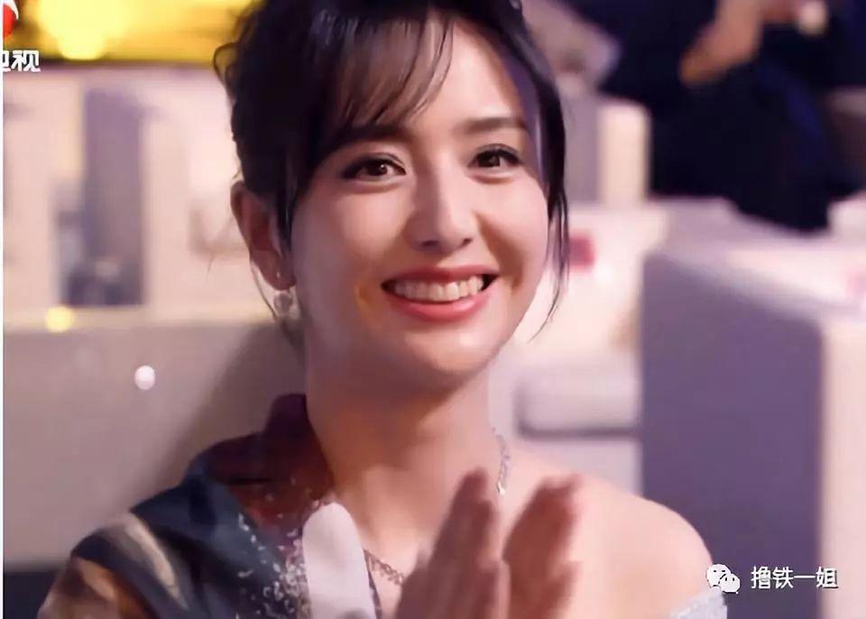 佟丽娅胖了之后又颜颠了！但后背挤出一大坨丸子肉也太难看了！
