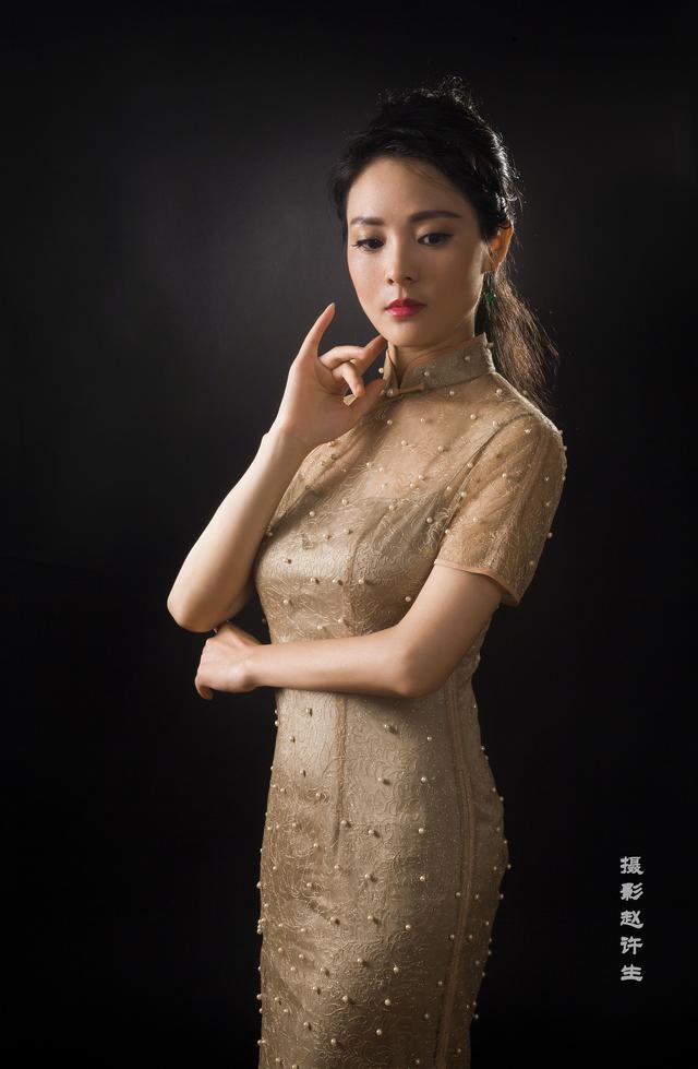 如何在摄影棚中用纯色背景拍出美女人像照?这4点技巧需参考