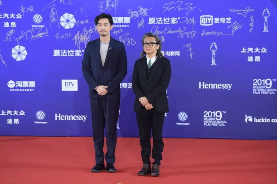 近年来备受关注的影片《李娜》导演陈可辛,主演胡歌亮相.