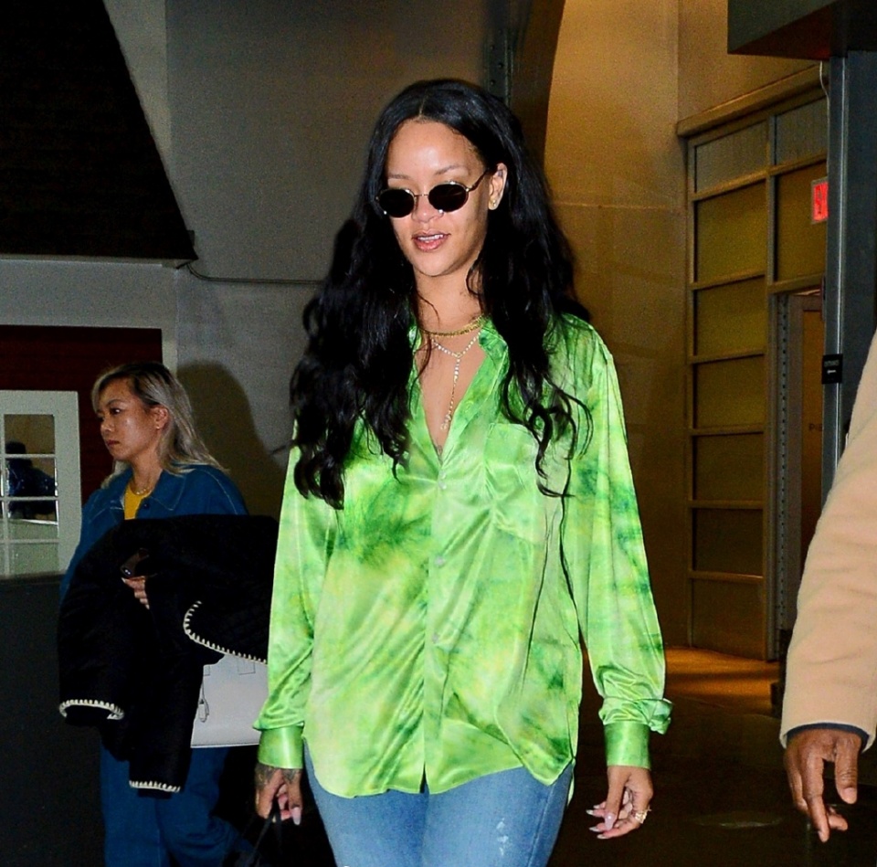 Rihanna现身街头！穿绿色衬衫还长胖了，170的魔鬼身材去哪儿了？