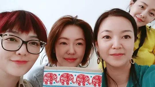 离婚风波后首现身的宋慧乔，竟然出现了女星最怕的“慈祥脸”？