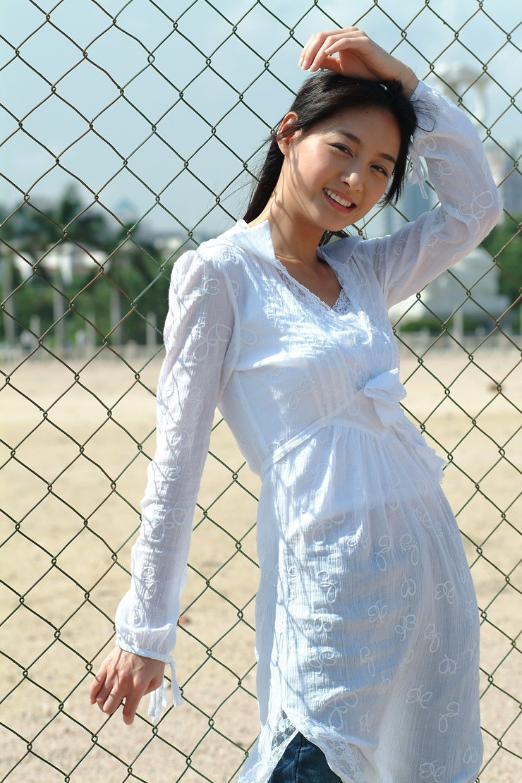 凤栖阁:气质美女-倚网而立的白衣姑娘!