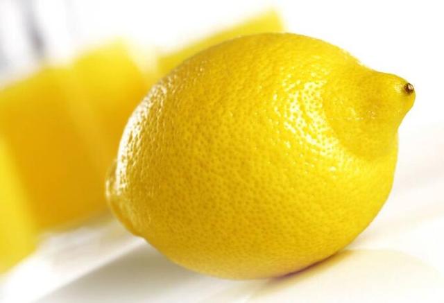 柠檬蜂蜜水有5大功效,美白养颜,减肥瘦身,喝对了才有效果!