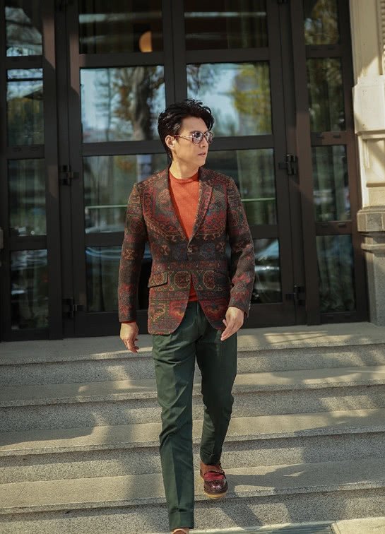 成熟男生春天怎么穿出时尚感?看靳东的穿搭,又帅又减龄!