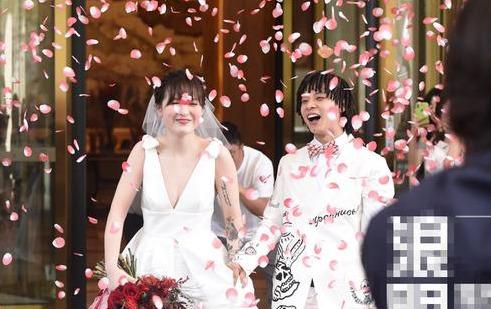 嘻哈歌手bridge婚礼现场曝光！一头脏辫超抢眼，面对妻子秒害羞！