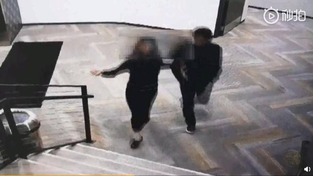 刘强东案宴会公寓视频曝光，女生主动挽胳膊，与起诉书多处不符