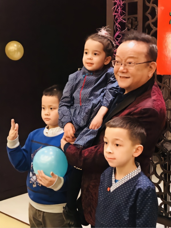 70岁王刚儿子与孙子同岁，因为一个称谓，两个孩子尴尬了