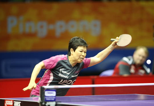 渐渐失去主力位置的倪夏莲,只能出国继续追寻自己的乒乓球梦想