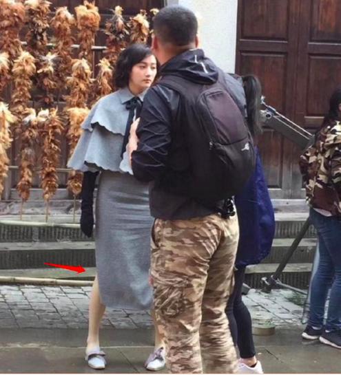 鹿晗拍杂志关晓彤来探班，真的越来越甜蜜了