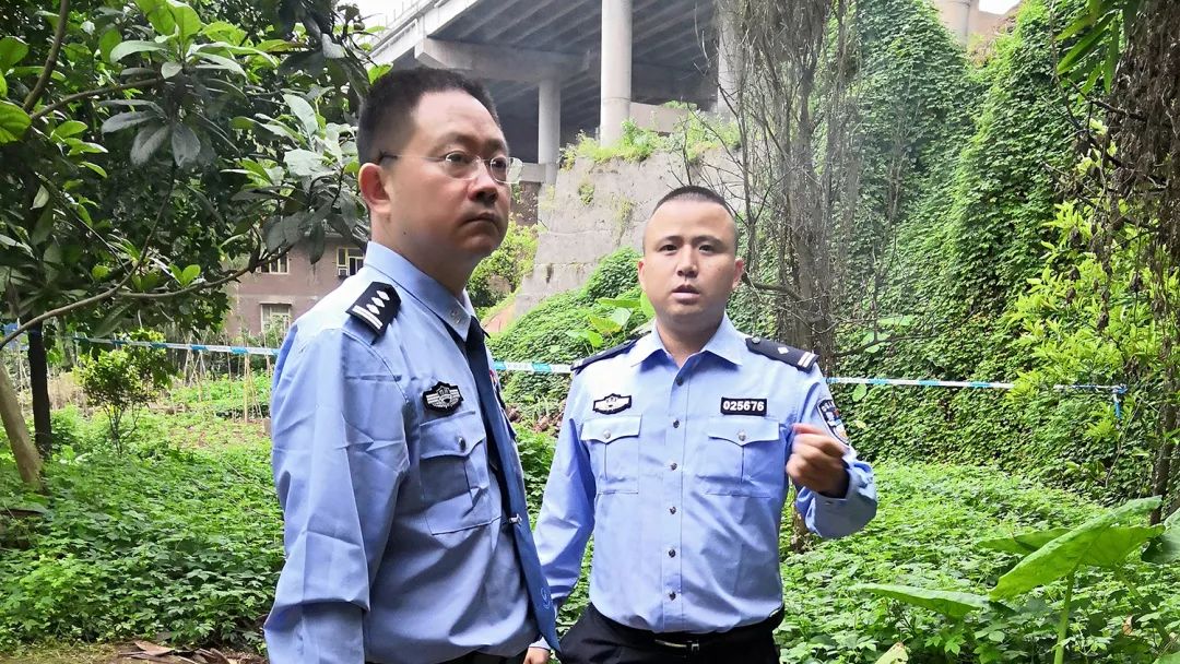 左 副县长,公安局局长王高承现场指挥
