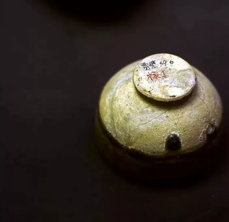 新安窑   外壁下部聚釉成珠是唐以前这类青瓷的特征,相州窑,邢窑,巩县