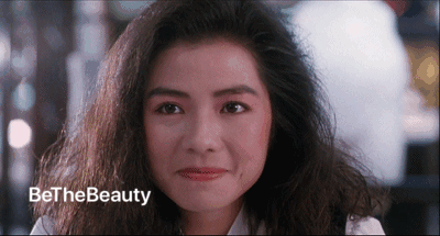 邱淑贞嘴角就不是很尖,即使有人说她龅牙露牙龈,她也更适合露齿笑