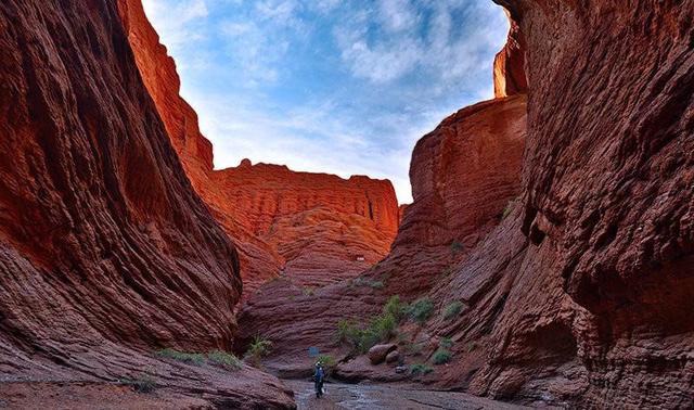 丝绸之路 | 库尔勒:500公里无人沙漠公路,你需要吃口香梨压压惊