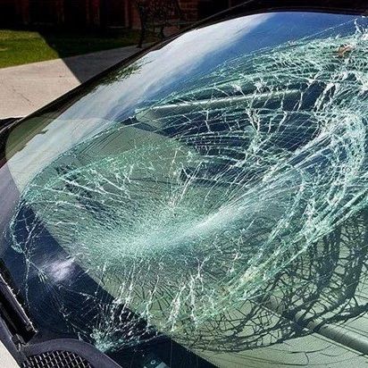 车停路边玻璃被砸，保险公司不赔？符合这个条件就可以赔