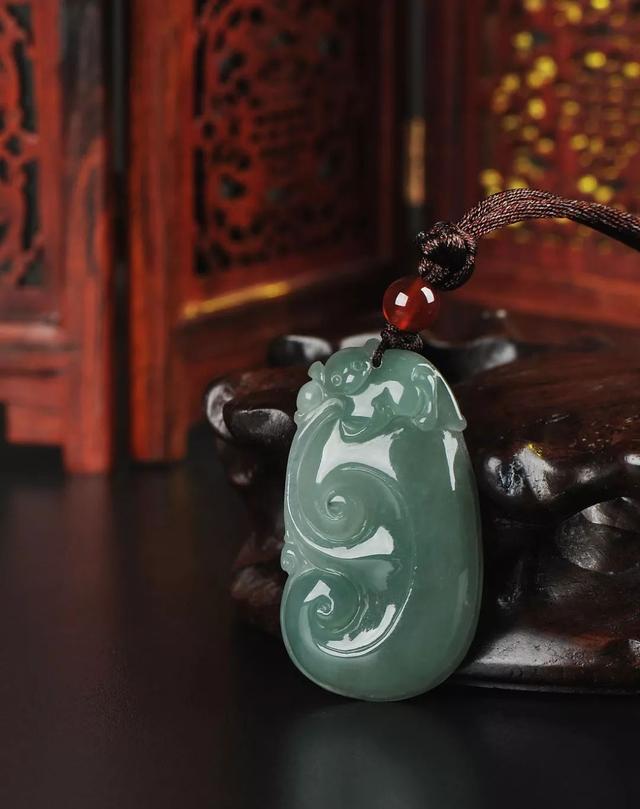 油青种翡翠价格亲民,该如何区分不同档次的油青色翡翠的价格?