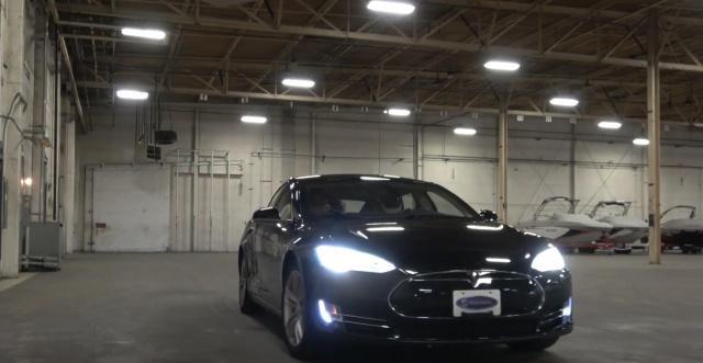 有人把特斯拉改成了防弹车！