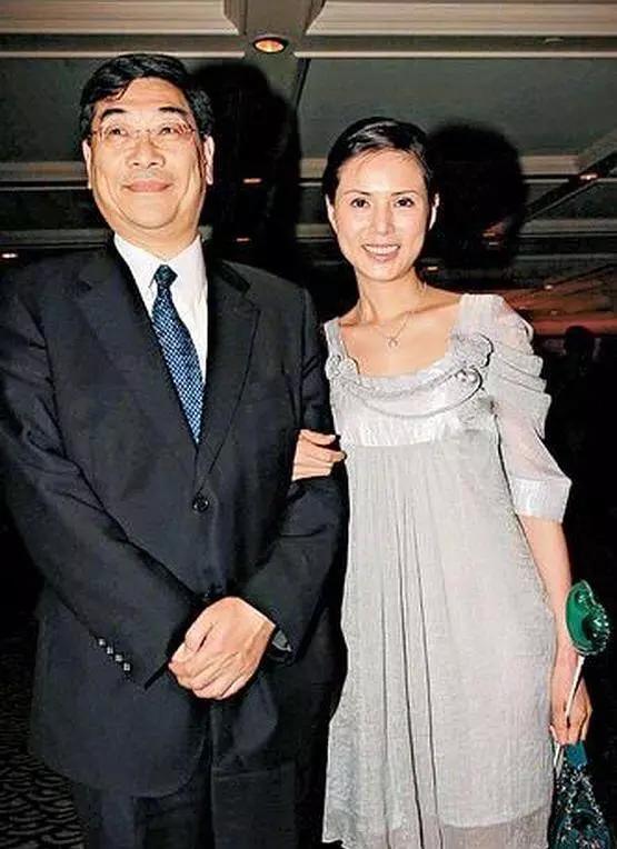 炎亚纶妈妈真硬核,他和恋人打电话用分机听,考试少考6分都不行