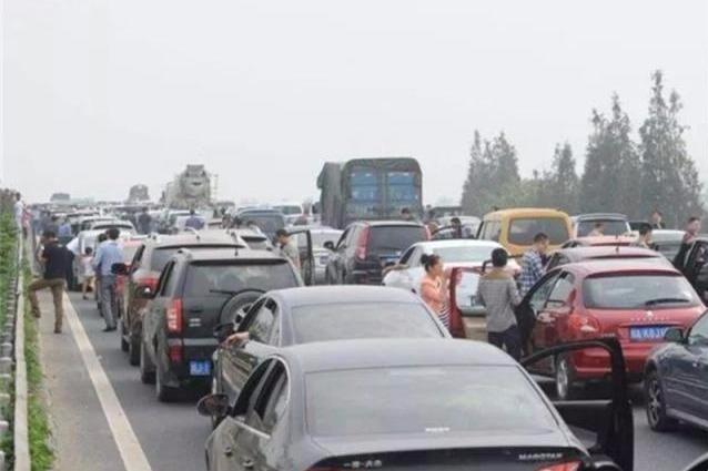 五一高速堵车8小时，新能源车主：十几万的车还跑不起高速