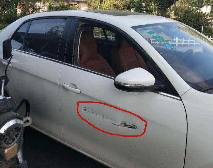 车停路边被刮蹭找不到肇事者咋办？学这三招，对方会乖乖回来赔钱