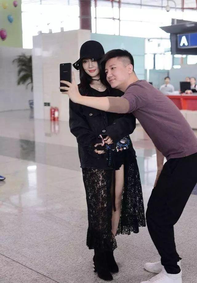 李小璐穿透视长衫现身机场引人遐想，和男粉丝贴脸自拍全程微笑！
