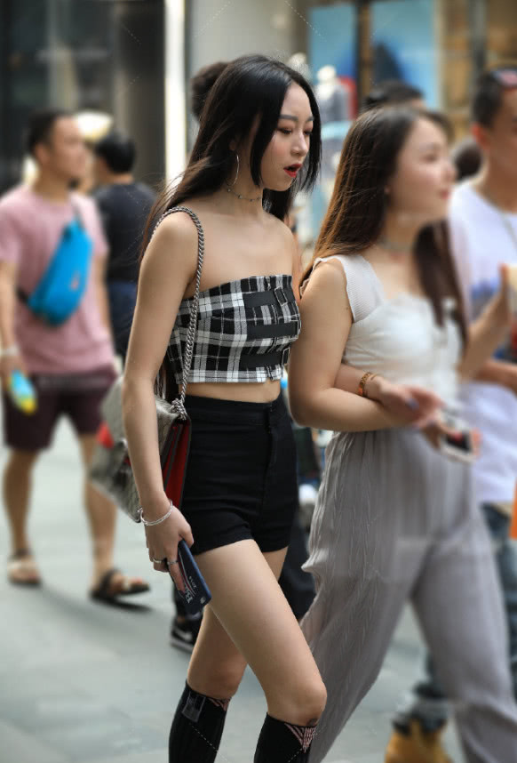 街拍:小姐姐一件格子抹胸搭牛仔短裤,搭配半膝袜时尚度满分