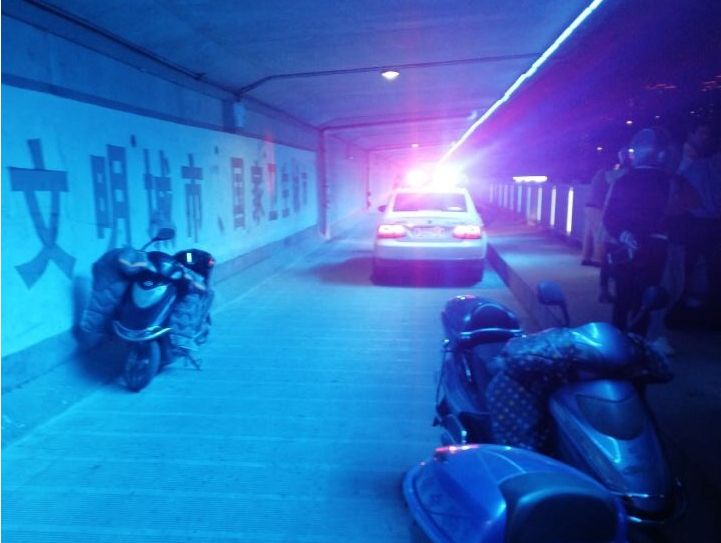 绍兴某大桥上一年轻小伙跳河!父母在桥上暴哭!
