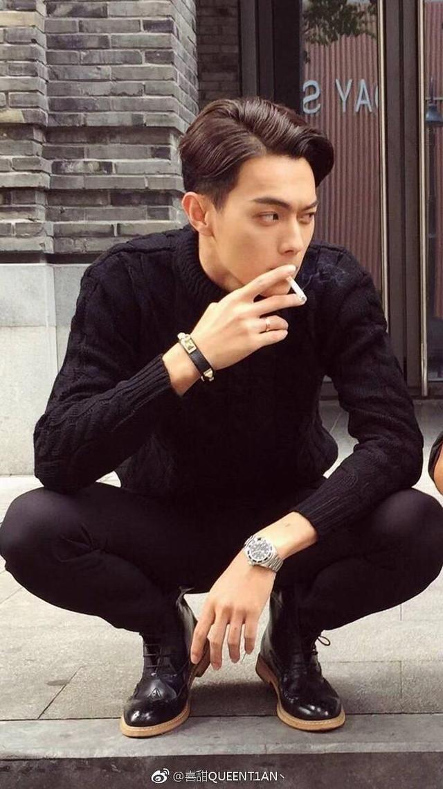 许凯抽烟照太多因网友吐槽:“网红才爱照这种类型的照片”