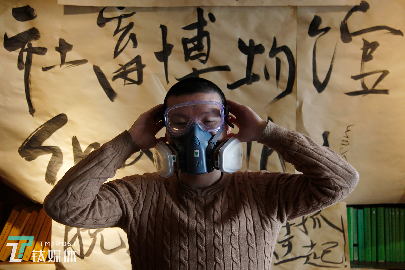 社畜保健所成员小明向钛媒体《在线》展示一只防毒面罩，这是西二旗某互联网公司一名程序员带来的社畜物品。这名程序员说，虽然公司并没明确要求“996”，但常常隐形加班，“公司新办公室刚装修好就要求员工搬进去，我受不了里面的甲醛味，经常感到头疼，就买了个防毒面罩带着工作。”