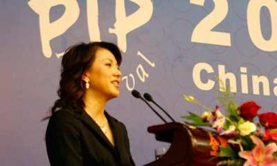 42岁央视美女主持梦桐老公曝光,网友称:原来她每天面对这样的男人