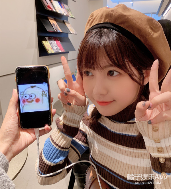 她发这张素颜照经过公司同意没？