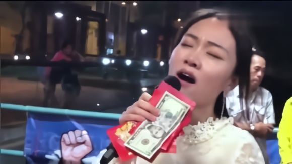 街头美女美女粤语唱一首《上海滩》,唱的千回百转,荡气回肠!歌手短裙激吻图片