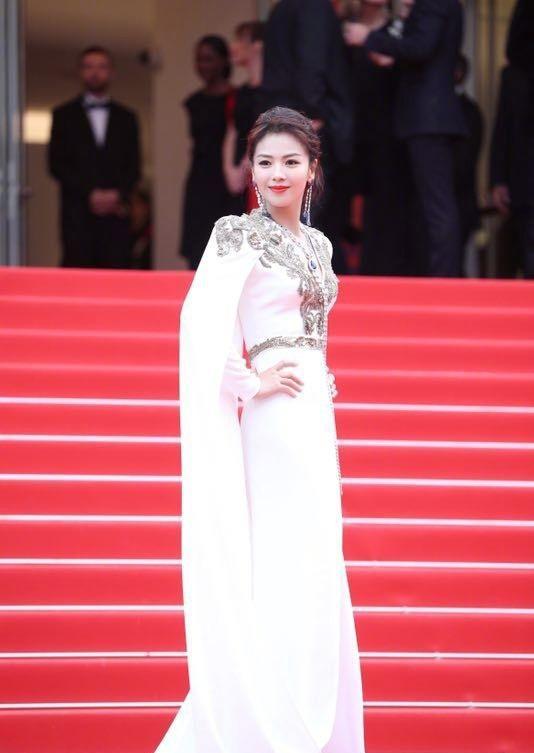 知名女星话费十余万蹭戛纳红毯，遭保安驱赶还假装听不懂英语？