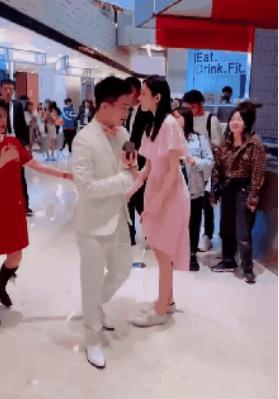 何猷君后台对奚梦瑶十分冷漠？打招呼生硬，网友：像陌生人