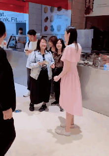 何猷君后台对奚梦瑶十分冷漠？打招呼生硬，网友：像陌生人