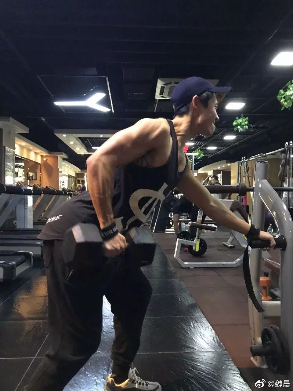 33岁魏晨肌肉炸裂,逆天身材堪比彭于晏.