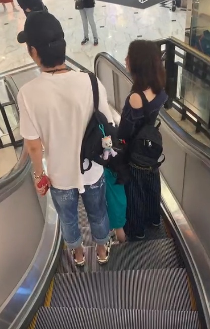 毕滢风波后重归于好！洪欣张丹峰牵女儿逛街