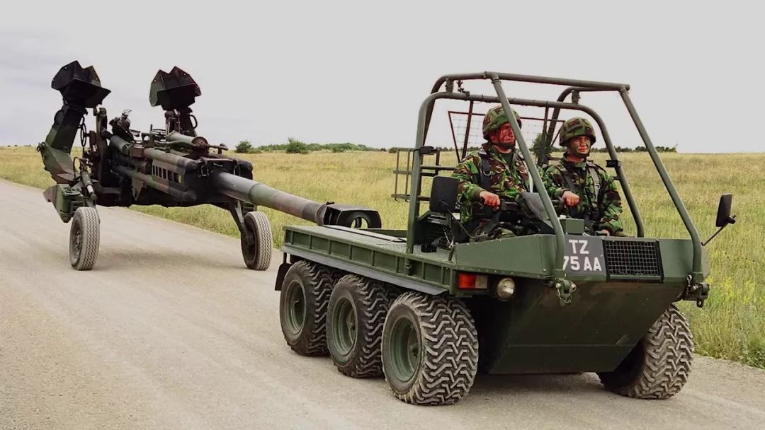 国内"山猫"的"苏泊猫"6×6全地形车牵引4吨重的m777式155mm超轻榴弹炮