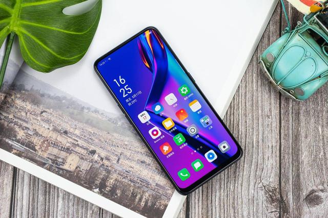 在外观上,oppo k3采用了升降摄像头的设计解决前置摄像头的放置问题