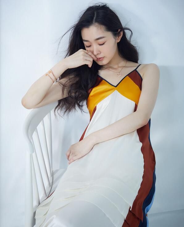 小清新宋轶亲身示范，透出少女的性感